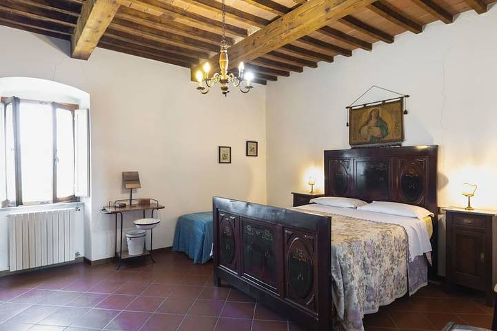 Schönes alleinstehendes Ferienhaus für 4 Gäste mit TV, Terrasse und Haustiere erlaubt in Civitella in Val di Chiana, Chianti