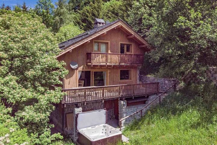 Chalet pour 10 personnes, avec balcon ainsi que jardin et piscine