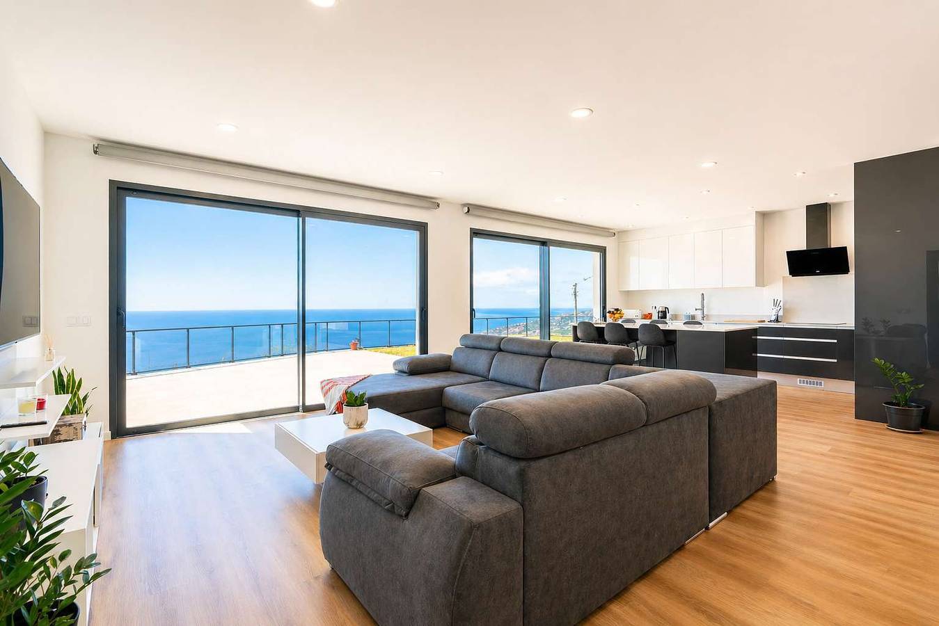 Oceanfront Villa with Breathtaking Sea Views in Santa Cruz (Madeira), Madeira