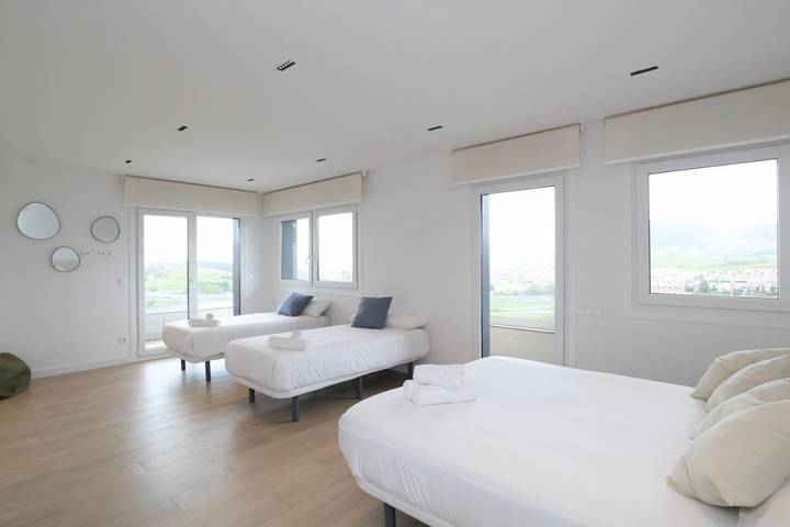 Casa rural para 12 personas, con vistas y terraza además de jardín y piscina, Se admiten mascotas en Comarca de Santander - 2