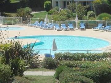 Location de vacances pour 2 personnes, avec piscine ainsi que vue et jardin à Fouesnant