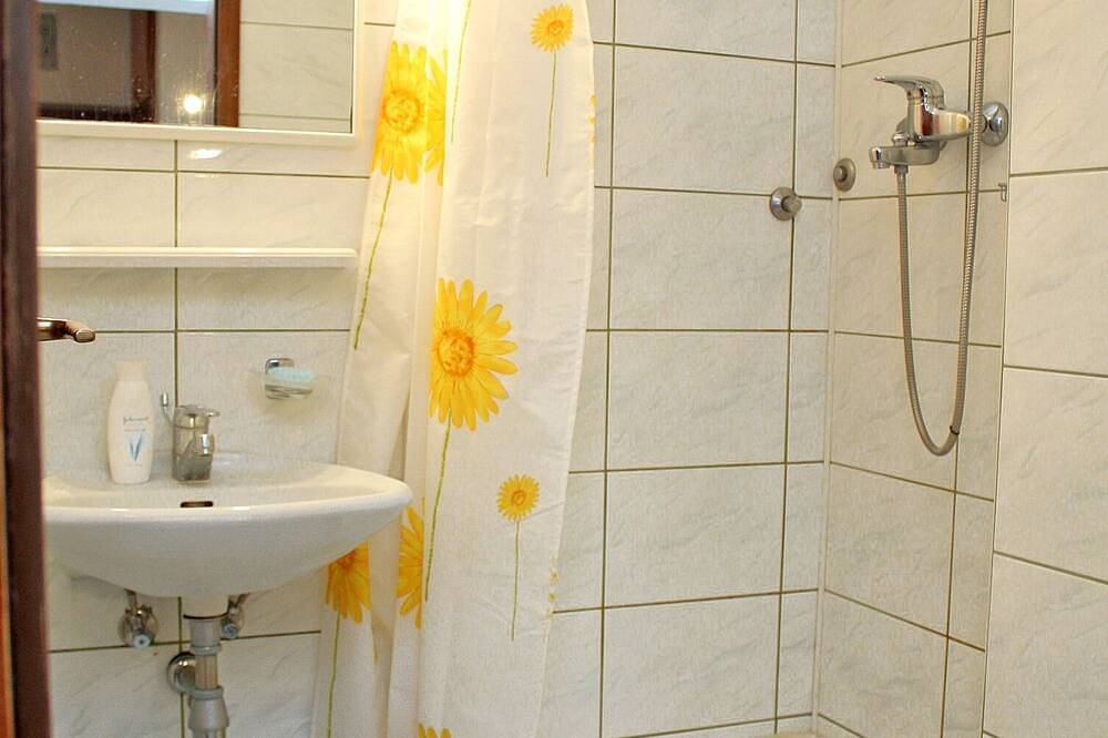 Ganze Wohnung, 1-Zimmer-Ferienwohnung mit Terrasse und Meerblick Marusici, Omis in Marusici, Split-Dalmatien