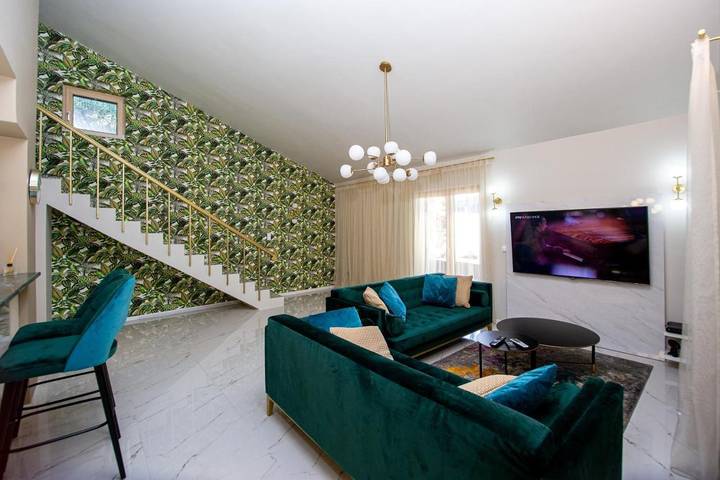 Villa for 7 personer, Balkong og Terrasse i tillegg til Hage og Innsjøutsikt i Budva