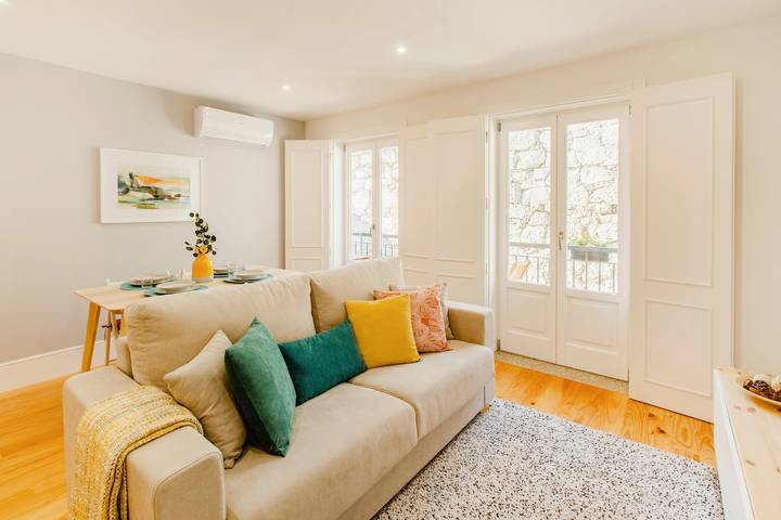 Ganze Wohnung, Ferienwohnung 'Almada Prime with Balcony' mit Balkon, Wlan und Klimaanlage in Cedofeita, Porto