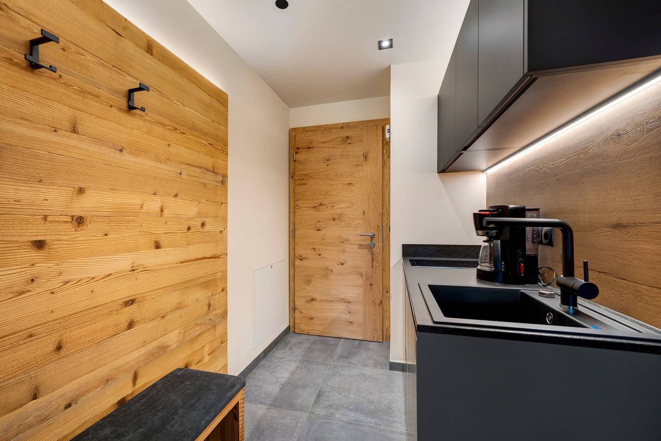 Studio Appartement 'Apartment Ocher' met uitzicht op de bergen, gedeelde tuin en Wi-Fi, foto 15