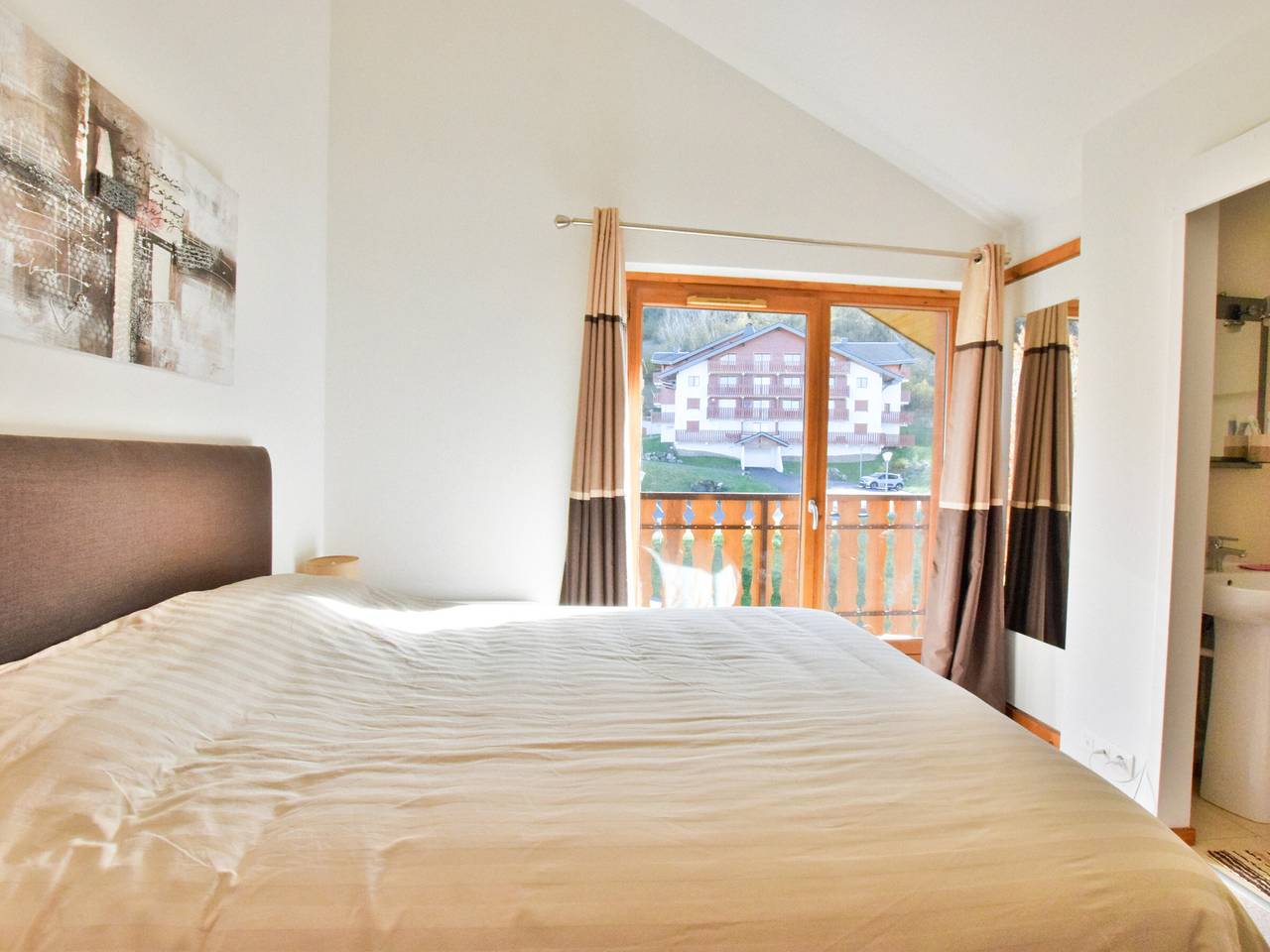 Entire apartment, Spacious apartment near slopes with balcony and parking in Thollon-les-Mémises, Thonon-les-Bains region