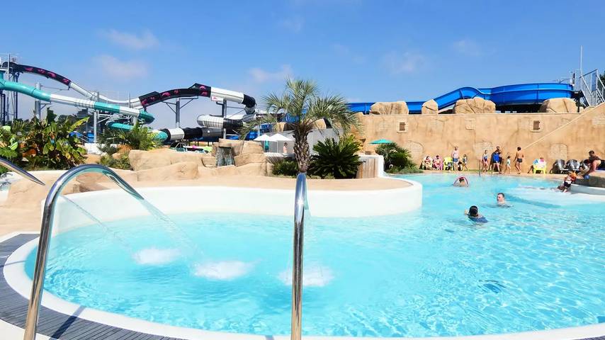 Camping pour 4 personnes, avec piscine et terrasse à Château-d'Olonne