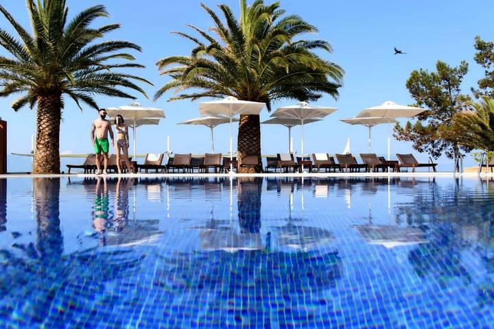 Station pour 4 personnes, avec Jacuzzi et Terrasse ainsi que Jardin et Piscine