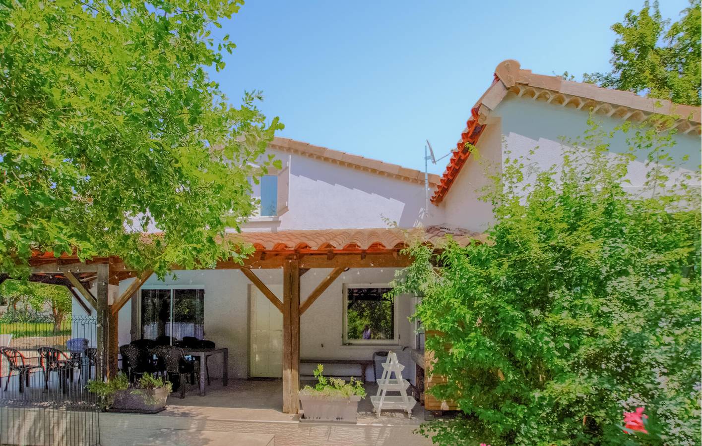 Appartement am Strand mit Pool und Parkplatz, 1 km zum Strand in Balazuc, Ardèche