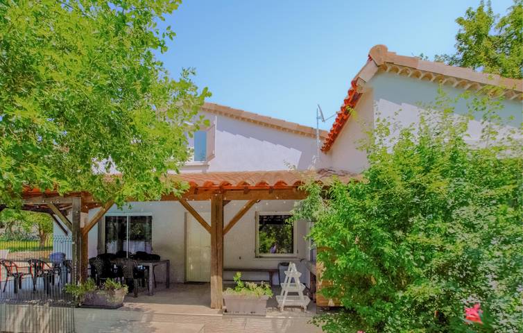 Location de vacances pour 14 personnes, avec terrasse ainsi que jardin et piscine à Balazuc - 2