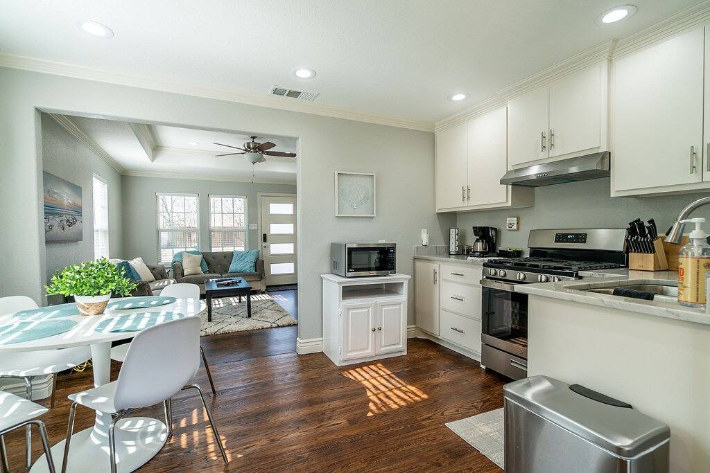 Walk to Stadium*Hot Tub*Ping Pong*Secured Parking in Arlington, Tarrant County