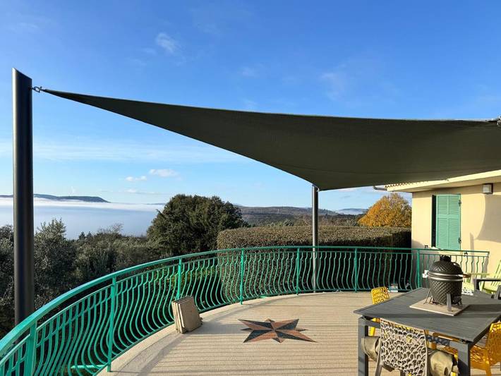 Gîte pour 2 personnes, avec vue et piscine ainsi que terrasse et jardin à Ginasservis