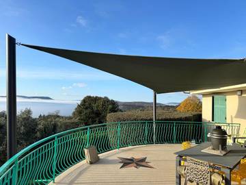 Gîte pour 2 personnes, avec terrasse et jardin ainsi que vue et piscine à Ginasservis