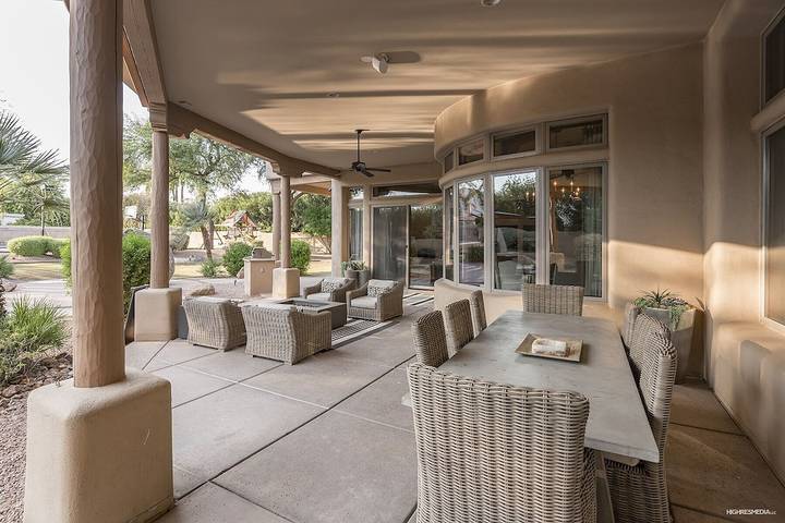 Vacation rental for 12 people, with sauna and hot tub as well as yard in Paradise Valley