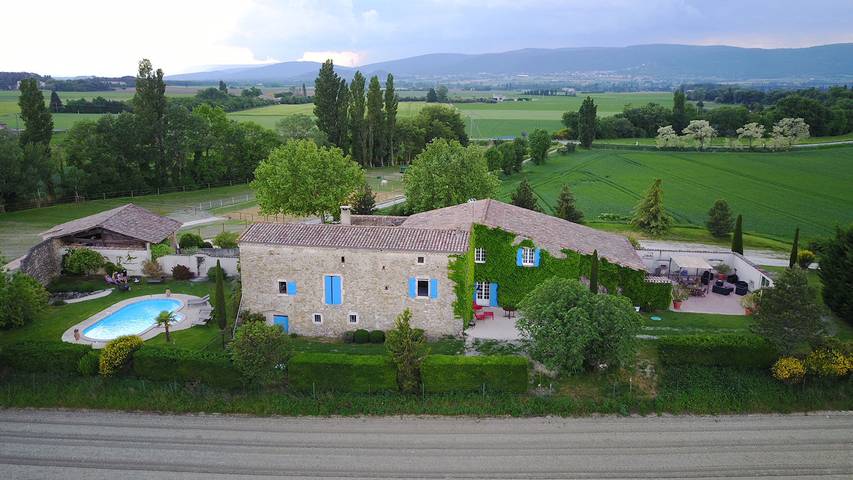 Gîte pour 12 personnes, avec piscine ainsi que terrasse et jardin