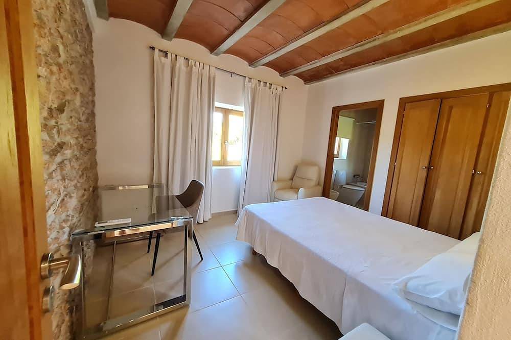 Villa 12 Pers Op 1 Km Stranden in Sant Carles de Peralta, Santa Eulària des Riu