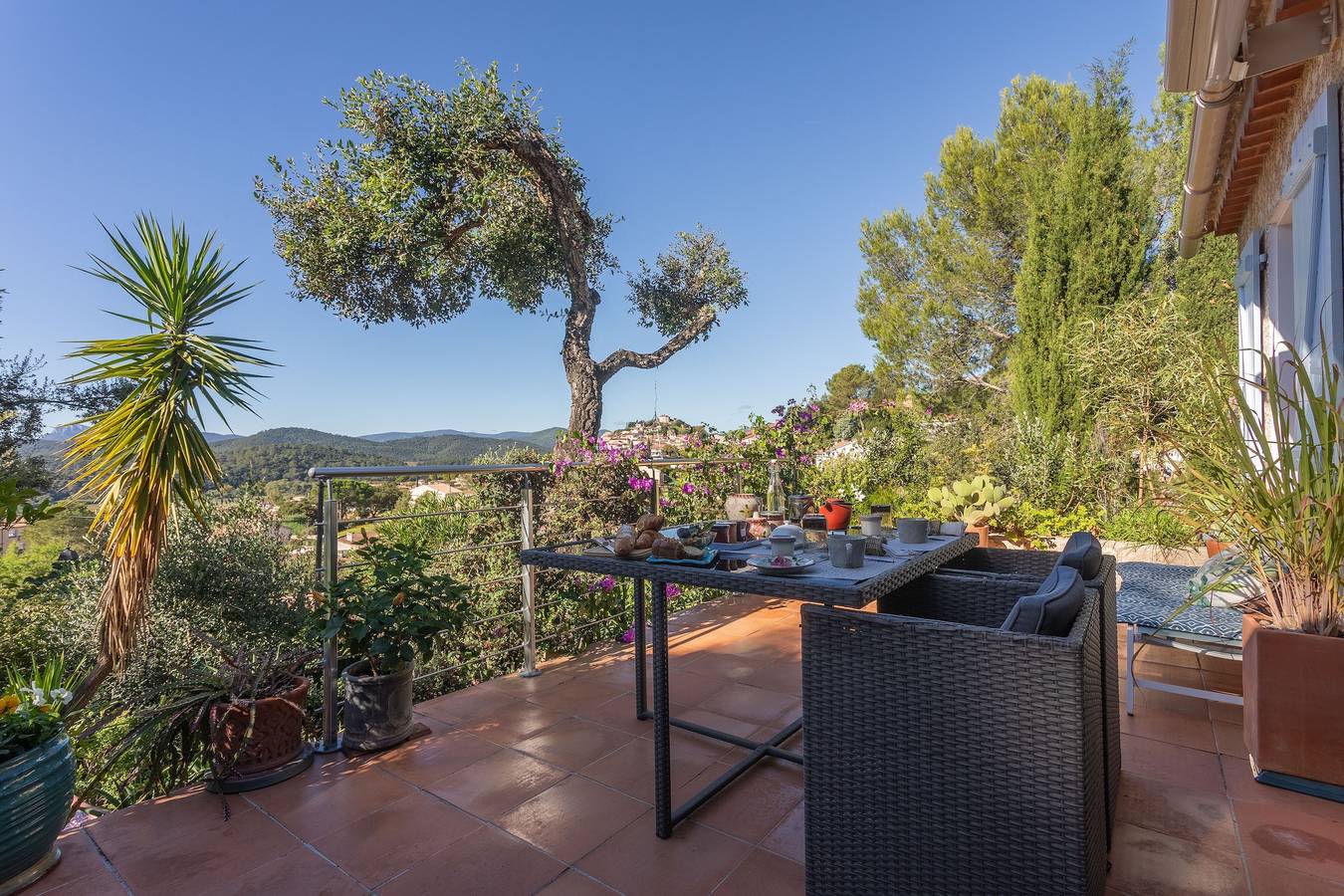 Casa de huéspedes «Au Jardin Des Couleurs» con vistas a la montaña, Wi-Fi y aire acondicionado in Pierrefeu-du-Var, Costa mediterránea (Francia)