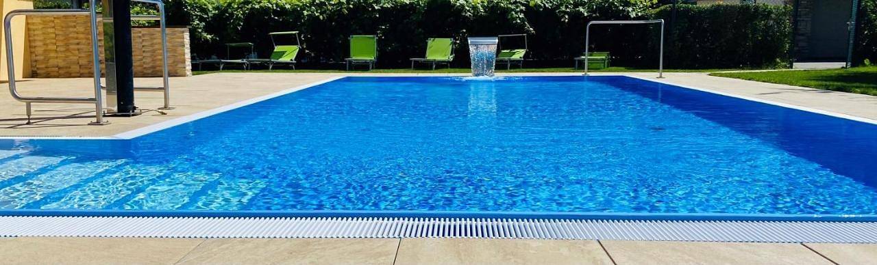 Hotel para 6 personas, con terraza además de piscina y jardín - 1