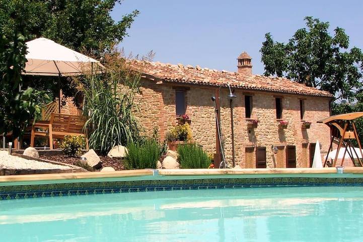 Ganze Wohnung, Schöne Selbstversorger Bauernhaus Apartments in der Nähe von Amandola Le Marche mit Pool in Amandola, Nationalpark Monti Sibillini