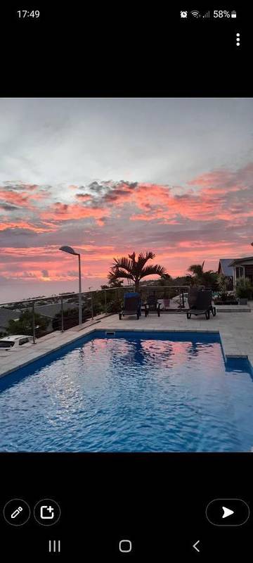 Location de vacances pour 6 personnes, avec piscine ainsi que jardin et vue dans Grands-Bois