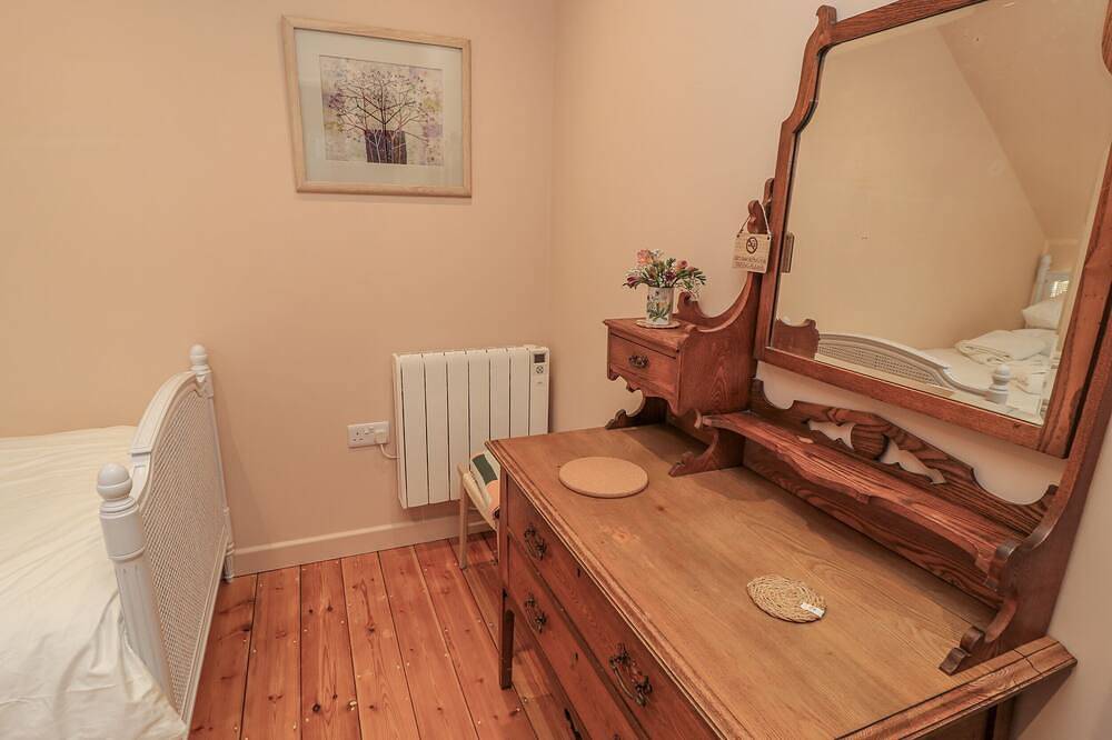 Golden Valley View, romantic, character holiday cottage in Stroud in Stroud, Gloucestershire
