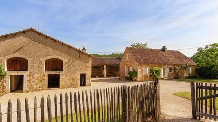 Gîte pour 31 personnes, avec piscine ainsi que terrasse et jardin à Saint-Georges-de-Montclard