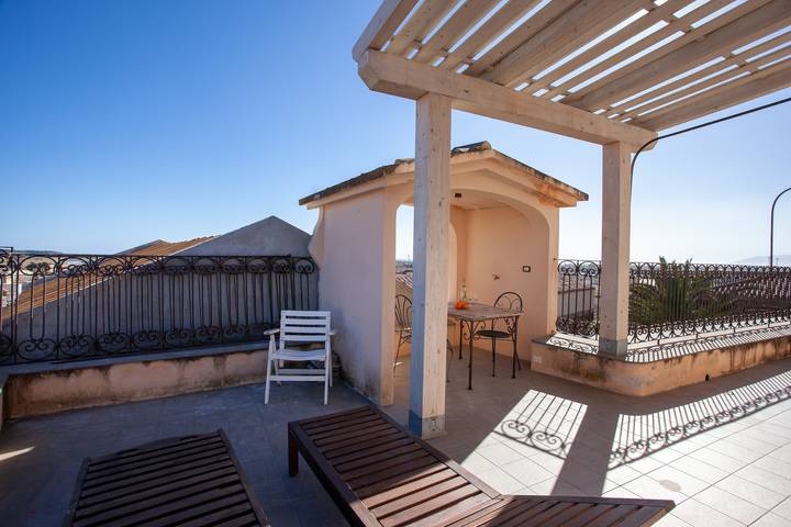 Ganze Wohnung, Ferienwohnung "Hora Est" mit Meerblick, Terrasse, Wlan und privatem Parkplatz in Orosei, Golf von Orosei