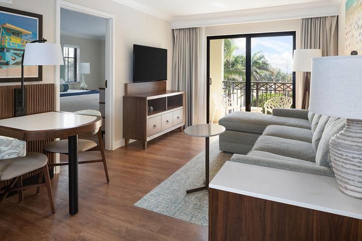 Hotel para 4 personas, con piscina además de balcón y jacuzzi - 1