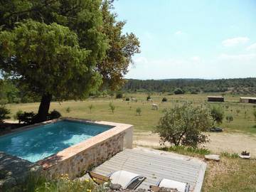 Gîte pour 3 personnes, avec vue ainsi que jardin et piscine à Aups