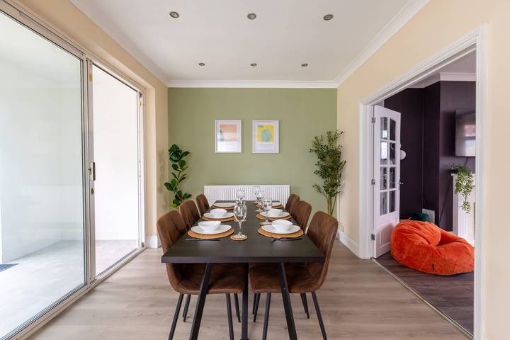 Perfect Booking | 3 Bed Home with Free Parking in Bristol, South West England