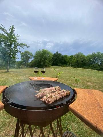 Tente pour 4 personnes, avec terrasse ainsi que jacuzzi et jardin dans le Puy-de-Dôme
