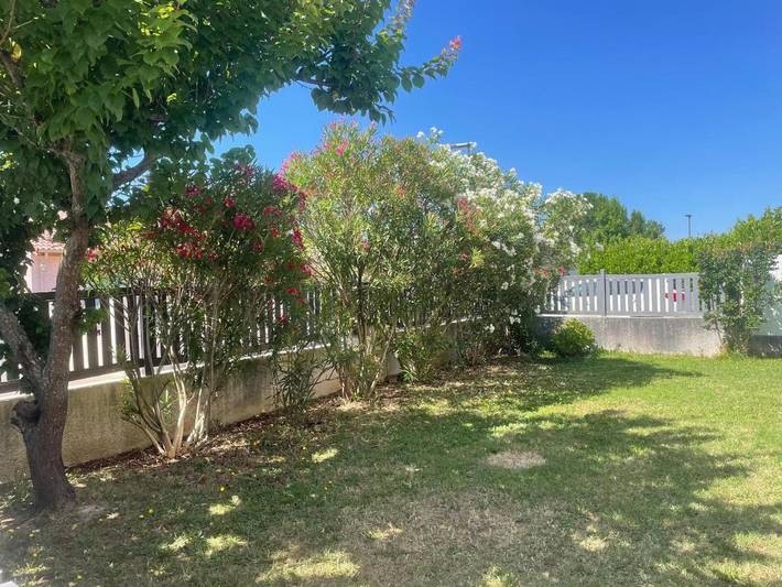 Location de vacances pour 8 personnes, avec piscine ainsi que jardin et jacuzzi à Anneyron - 2