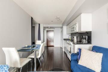 Vacation Rental for 5 Guests in Toronto, Lake Ontario (Canada), Picture 2