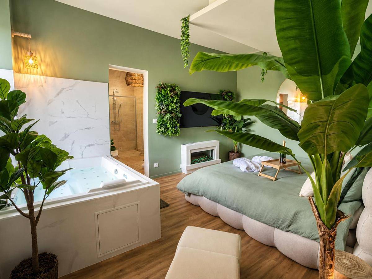 Appartement entier, La Suite des Sens Love Room in Montceau-les-Mines, Région de Chalon-sur-Saône