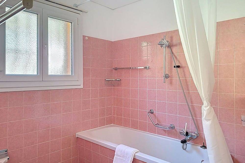 Ganze Wohnung, Herrliche Wohnung für 4 Personen mit Klimaanlage,  W-Lan, Tv, Innenhof und Panoramablick in Cugnasco-Gerra, Tessiner Alpen