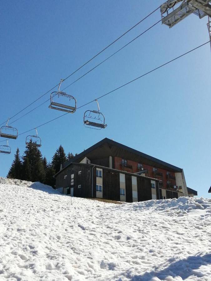 Gîte pour 4 personnes, avec piscine et bassin pour enfant ainsi que terrasse et vue à Allevard