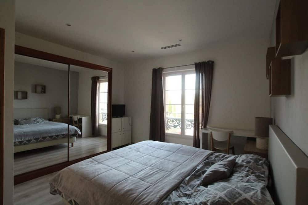 Maison vigneronne avec jacuzzi, sauna, terrasse spacieuse et vue panoramique in Cavillargues, Région de Nîmes