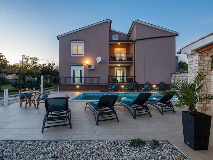 Ferienhaus für 10 Personen, mit Terrasse und Garten in Belavici