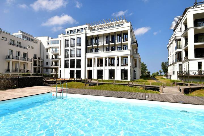 Ferienwohnung für 4 Personen, mit Balkon und Terrasse sowie Garten und Pool in Sellin