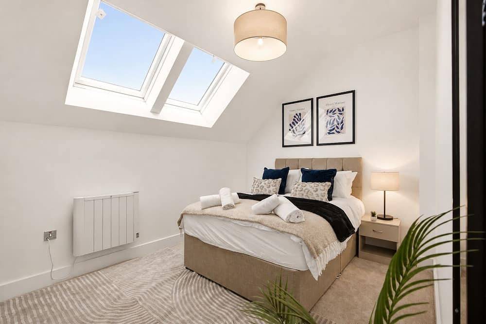 4Br near Warwick Hospital, Free Parking w/Ev Charging, Fast Wifi, Canalside Home in Warwick, Warwickshire