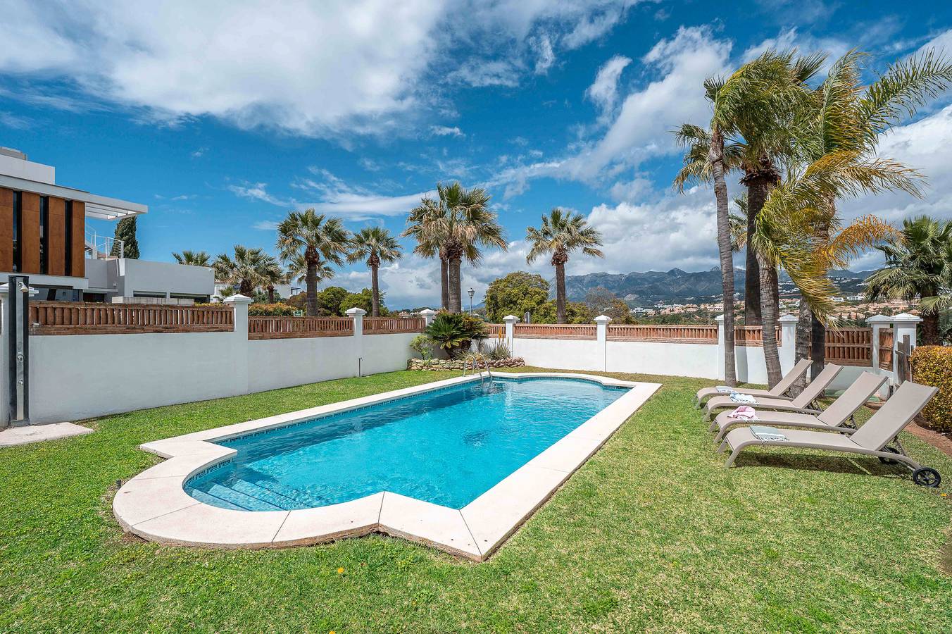 Villa 'Hakuna Matata' with Sea View, Wi-Fi and Air Conditioning in Las Chapas, Marbella