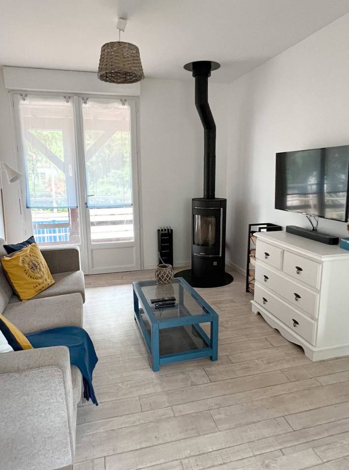 Gîte pour 8 personnes, avec piscine ainsi que jardin et balcon