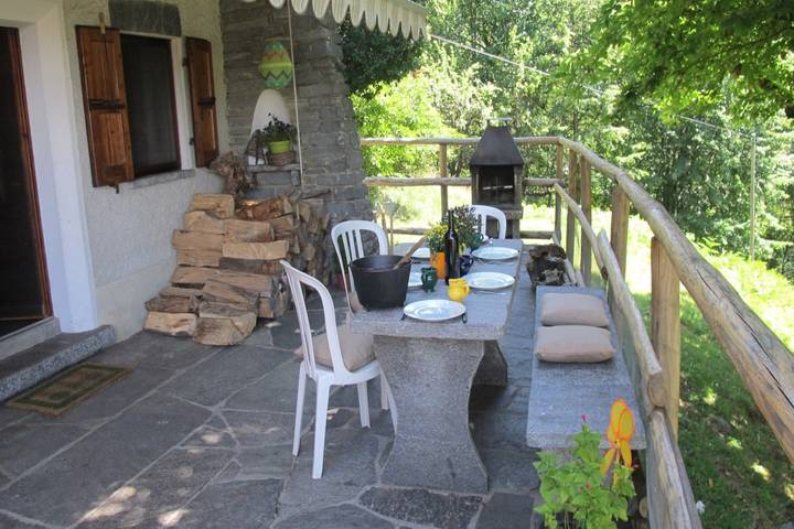 Ferienhaus für 2 Personen, mit Balkon und Terrasse sowie Kinderpool und Seeblick in Cugnasco