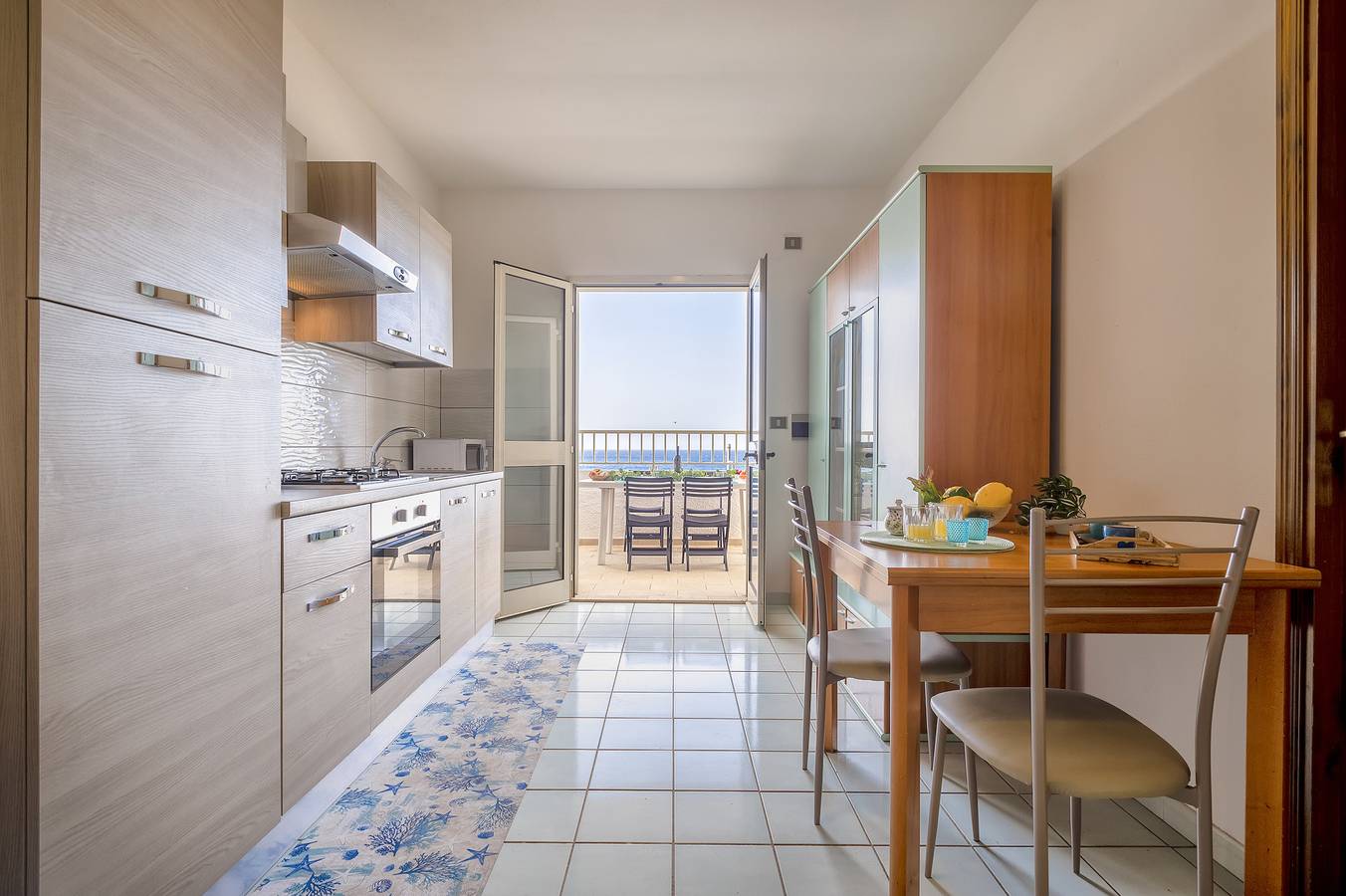 Appartamento intero, Appartamento 'La Marina Beach House' con vista mare, balcone e aria condizionata in Castelsardo, Provincia di Sassari