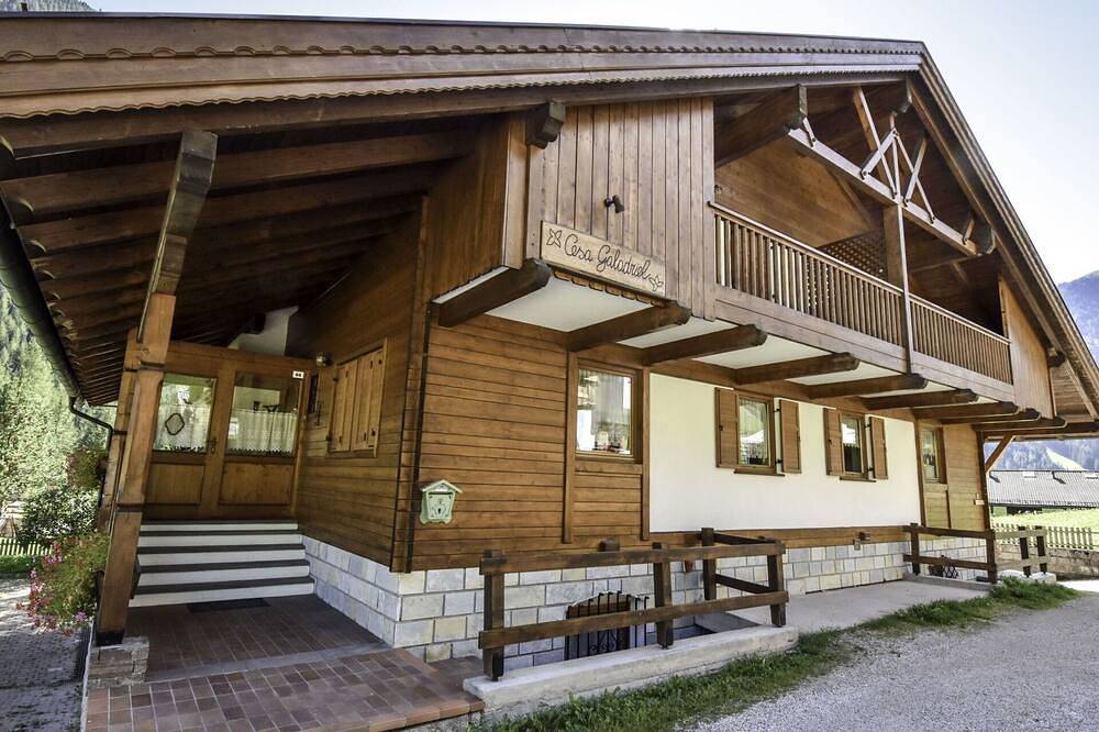 Gemütliche Wohnung in einem Ferienhaus für 5 Leute mit  W-Lan, Tv und Terrasse in Penia, Canazei