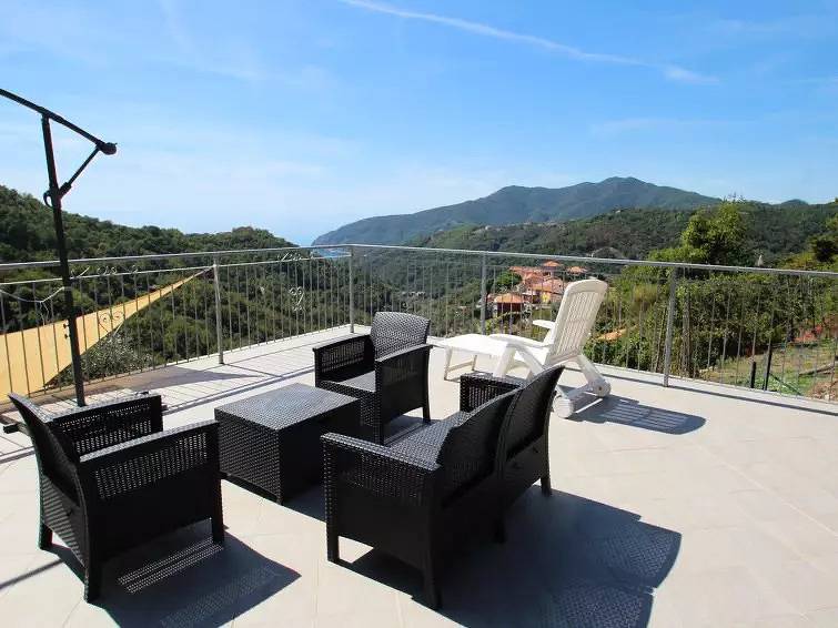 House 6 People in Comeglio, Moneglia