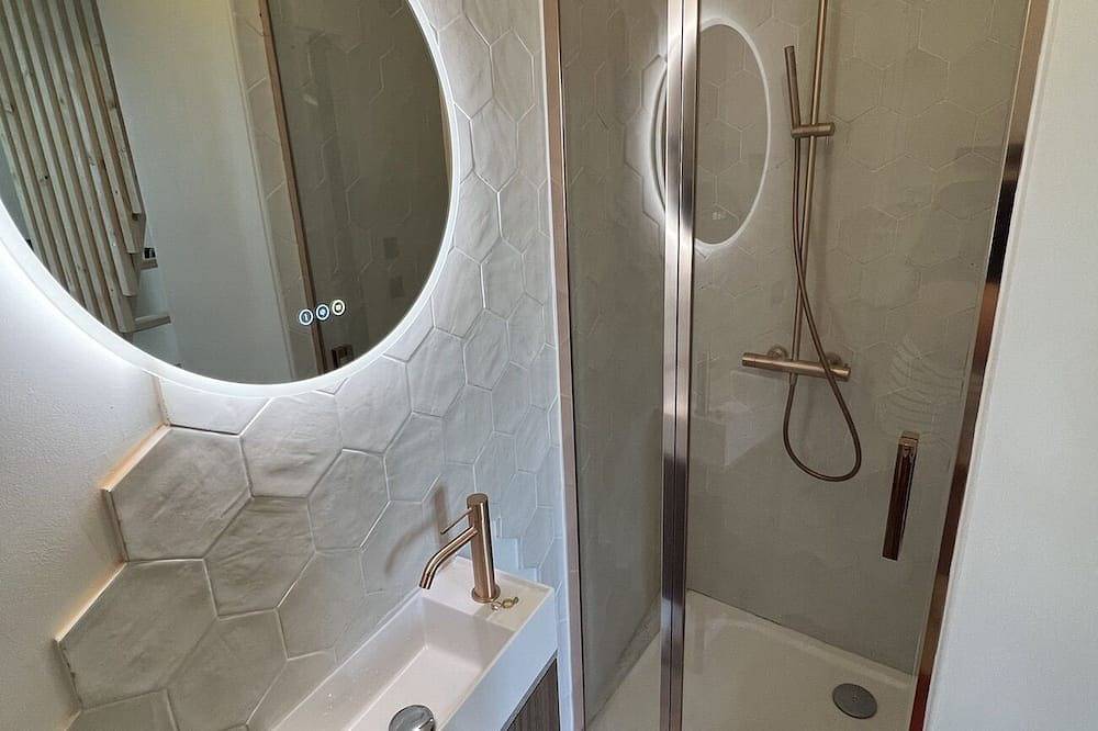 Entire apartment, Grand Studio Rénové Avec Chambre en Mezzanine in La Crau, Toulon region