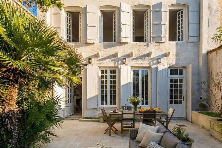 Location de vacances pour 10 personnes, avec jardin et terrasse ainsi que piscine et jacuzzi, animaux acceptés dans Port De Saint Martin De Re