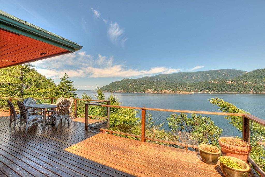 Waterfront! - Incredible views; Private rocky beach; Gourmet Kitchen; Spa/Sauna in Orcas Island
