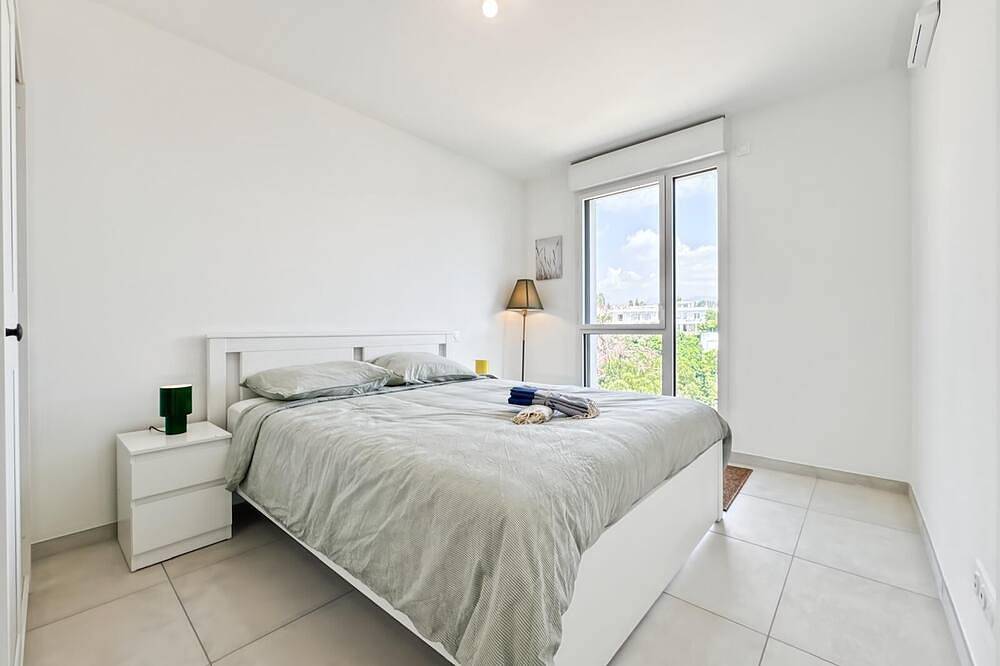 Entire apartment, Modern, Brand-New Apartment with Ac & Rooftop Pool – Walk to Beach & Port in Saint-Laurent-du-Var, Mediterranean Coast (France)